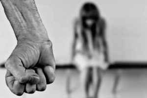 Acerto trabalhista de padrasto será usado para pagar tratamento de enteada abusada por ele