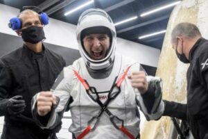 Astronautas da SpaceX retornam à Terra após missão mais longa da Nasa