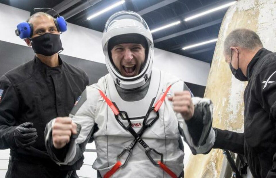Astronautas da SpaceX retornam à Terra após missão mais longa da Nasa