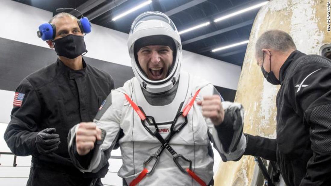 Astronautas da SpaceX retornam à Terra após missão mais longa da Nasa