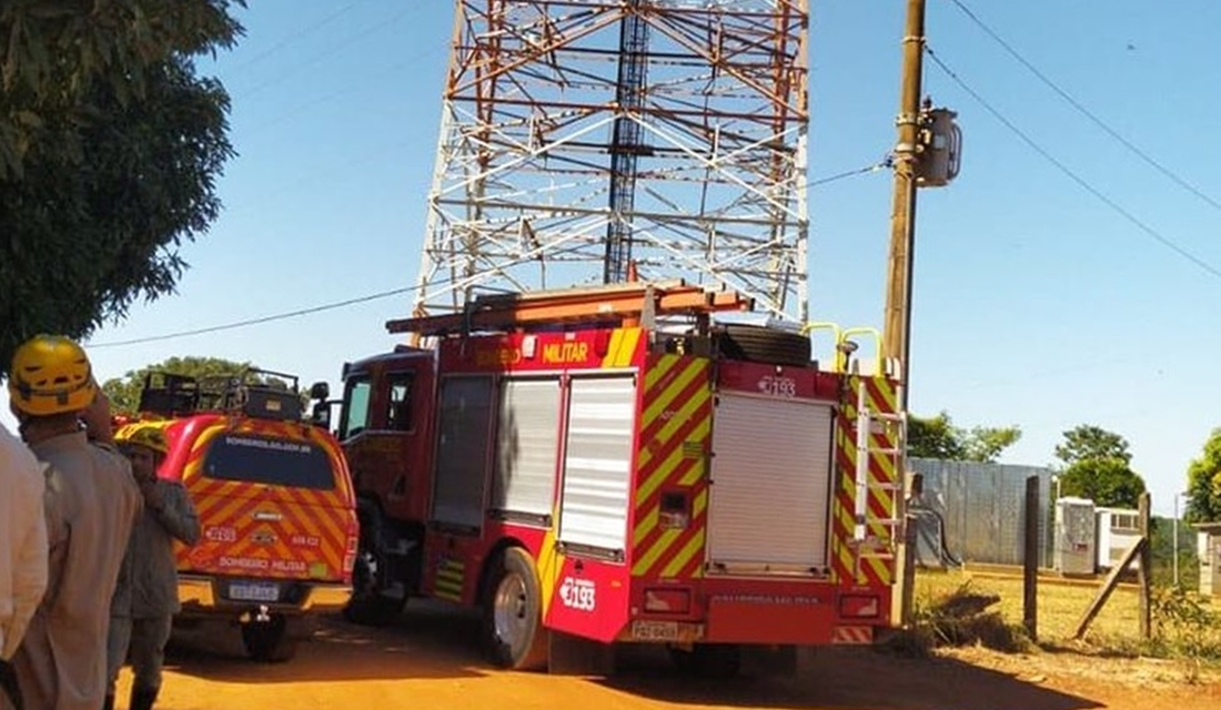 Abelhas atacam homem que trabalhava em torre de 20 metros de altura, em Anápolis