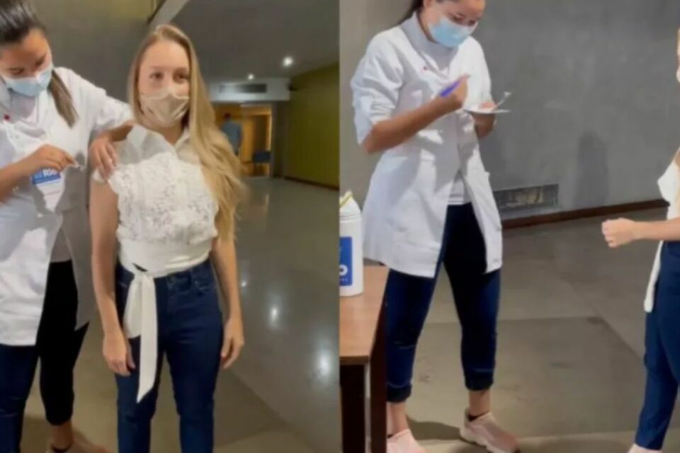 Carla Diaz é vacinada contra a Covid-19 no Rio