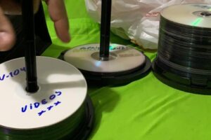 Material apreendido pela Polícia Civil em operação que investiga pornografia infantil (Foto: Polícia Civil)