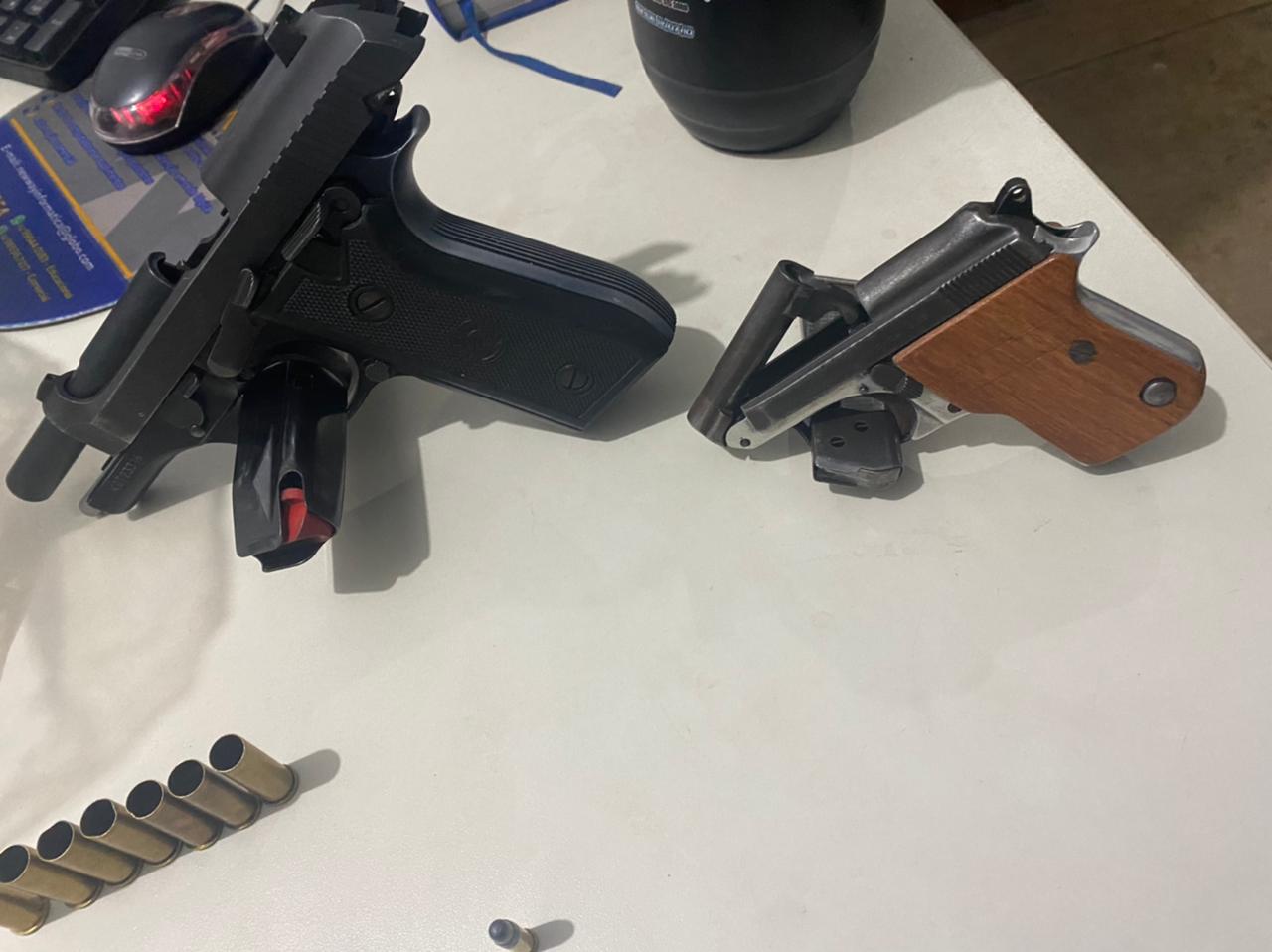 Armar de fogo que estavam com suspeitos do sequestro de idosos (Foto: divulgação/PM)