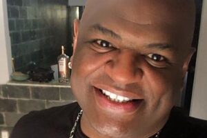 bar - O humorista e produtor musical Brunno Jaka de 42 anos foi encaminhado a uma delegacia por suspeita de agressão após uma briga que - Humorista denuncia ter sido levado para a delegacia acusado de agressão por ser negro