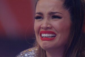 Juliene morreu aos 17 anos, vítima de um AVC. Juliette chora em show ao cantar música para irmã que morreu; vídeo