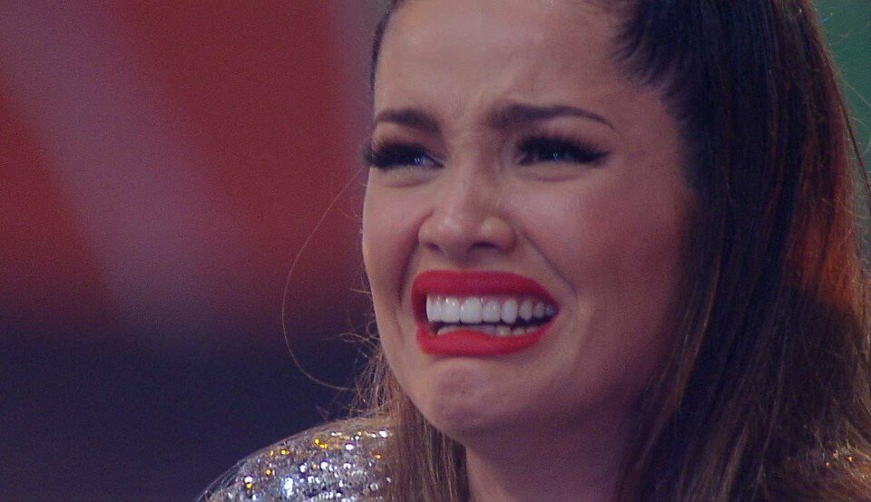 Juliene morreu aos 17 anos, vítima de um AVC. Juliette chora em show ao cantar música para irmã que morreu; vídeo
