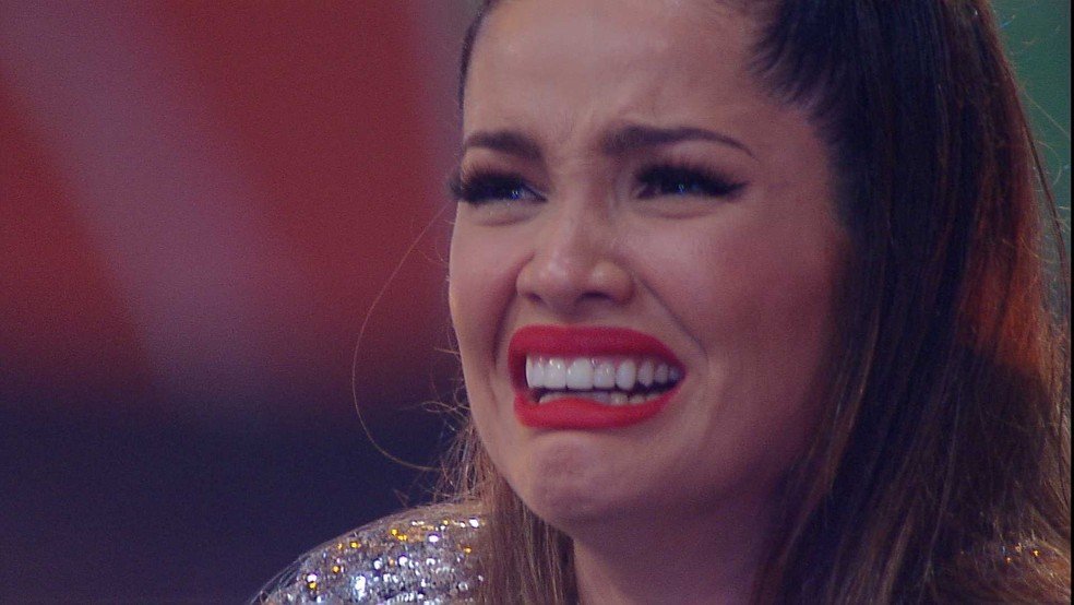 Juliene morreu aos 17 anos, vítima de um AVC. Juliette chora em show ao cantar música para irmã que morreu; vídeo