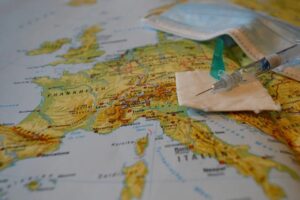 O microbiologista John McConnell tem um privilégio único: ler em primeiríssima mão os estudos que avaliam a segurança e a eficácia das vacinas contra a covid-19. - Vacinas contra covid-19 só chegarão para todo mundo no fim de 2023 no ritmo atual, calcula editor-chefe da Lancet