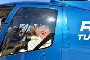 Bispo Dom Washington em helicóptero (Foto: Jucimar de Sousa/MaisGoiás)