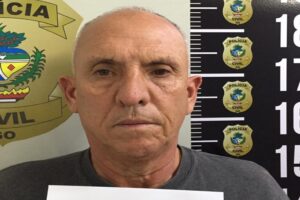 Um idoso de 63 anos foi preso em flagrante no momento em que concluiria um golpe que lhe renderia R$ 1 milhão, em Goiânia. (Foto: divulgação/Polícia Civil)