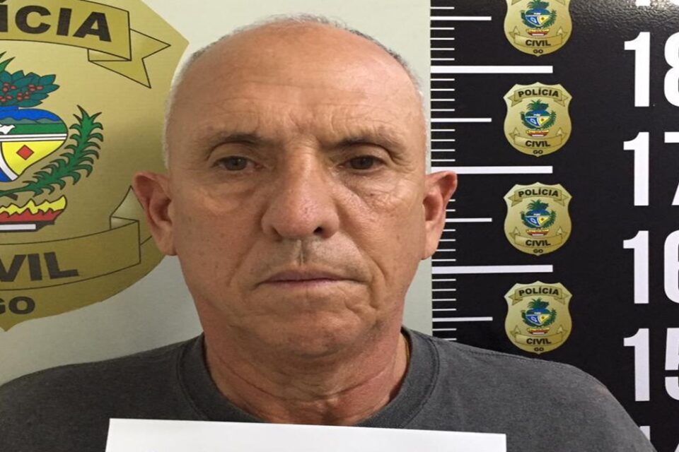 Um idoso de 63 anos foi preso em flagrante no momento em que concluiria um golpe que lhe renderia R$ 1 milhão, em Goiânia. (Foto: divulgação/Polícia Civil)