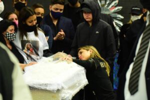 Corpo de MC Kevin é enterrado em cemitério de São Paulo; fotos