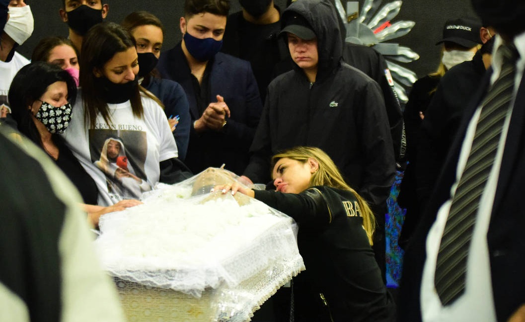 Corpo de MC Kevin é enterrado em cemitério de São Paulo; fotos