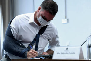 Flávio Bolsonaro deixa Republicanos e está sem partido