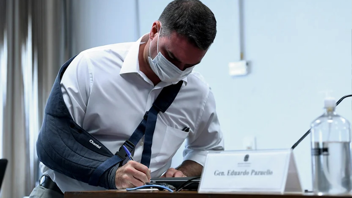 Flávio Bolsonaro deixa Republicanos e está sem partido