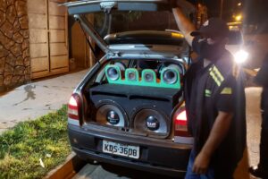 Carro apreendido em Aparecida (Foto: Divulgação/SecomAparecida)