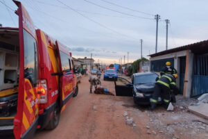 Um homem de 30 anos perdeu o controle da direção e acabou colidindo o carro contra o muro de uma residência, na cidade de FormosaUm homem de 30 anos perdeu o controle da direção e acabou colidindo o carro contra o muro de uma residência, na cidade de Formosa