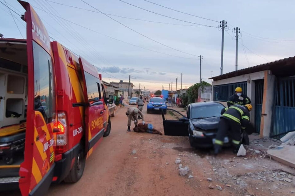 Um homem de 30 anos perdeu o controle da direção e acabou colidindo o carro contra o muro de uma residência, na cidade de FormosaUm homem de 30 anos perdeu o controle da direção e acabou colidindo o carro contra o muro de uma residência, na cidade de Formosa