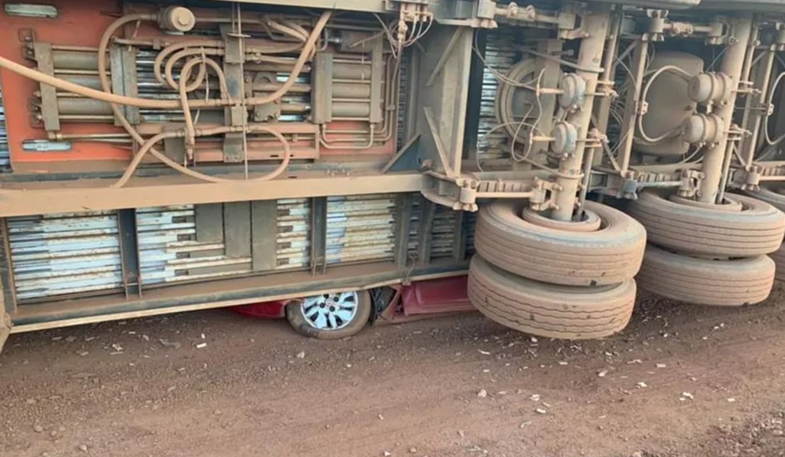 Casal salva filha minutos antes de carreta tombar e esmagar veículo em Alexânia (Foto: Reprodução/TV Anhanguera) 