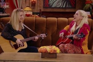 Friends: China veta Lady Gaga, Justin Bieber e BTS de especial Lisa Kudrow friends phoebe Lady Gaga canta 'Smelly Cat' com Lisa Kudrow em 'Friends: A Reunião'; assista