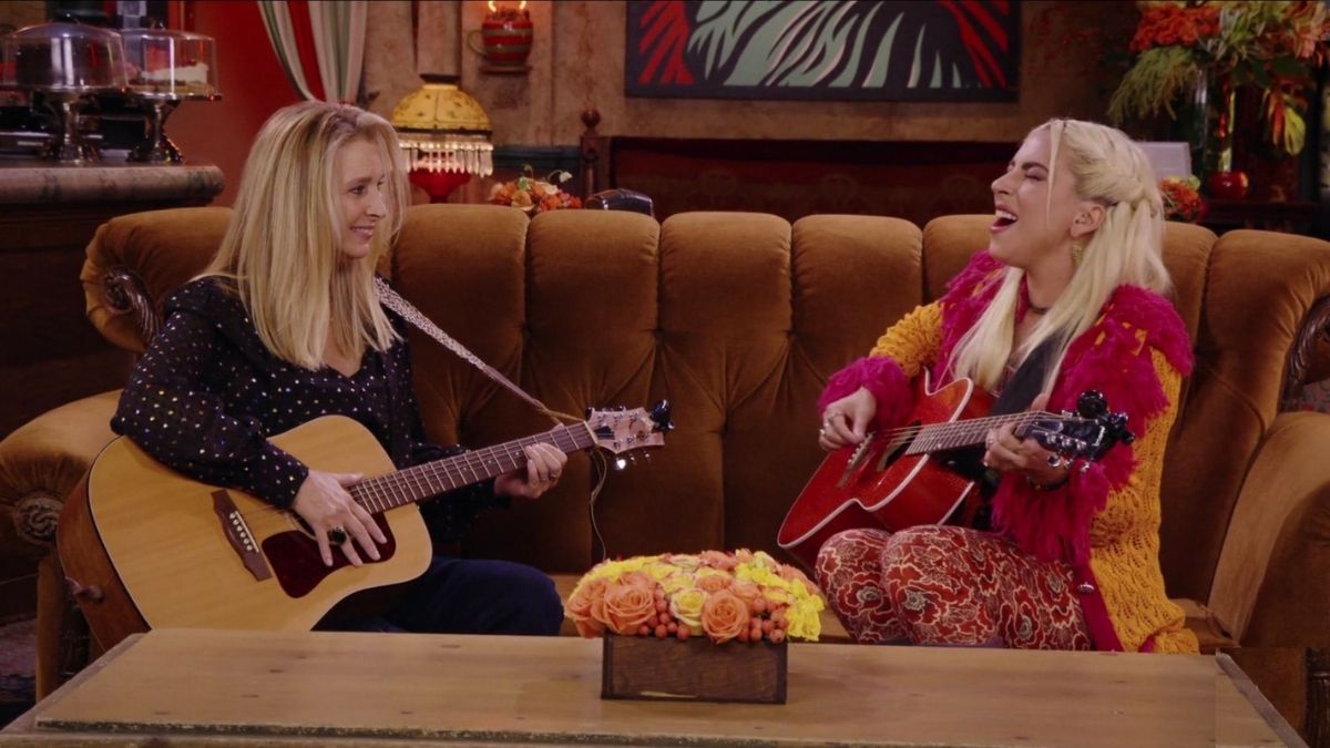 Friends: China veta Lady Gaga, Justin Bieber e BTS de especial Lisa Kudrow friends phoebe Lady Gaga canta 'Smelly Cat' com Lisa Kudrow em 'Friends: A Reunião'; assista