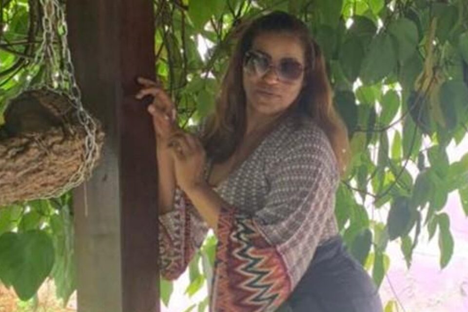 Ronilza Johnson, de 45 anos, morreu após um procedimento estético em uma clínica clandestina para aumentar o glúteo em Anápolis Mulher que morreu após procedimento para aumentar o glúteo estava com covid