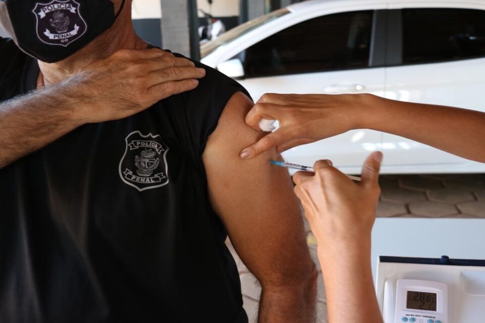 10% da população adulta de Aparecida recebeu duas doses contra covid (Foto: James Morais)