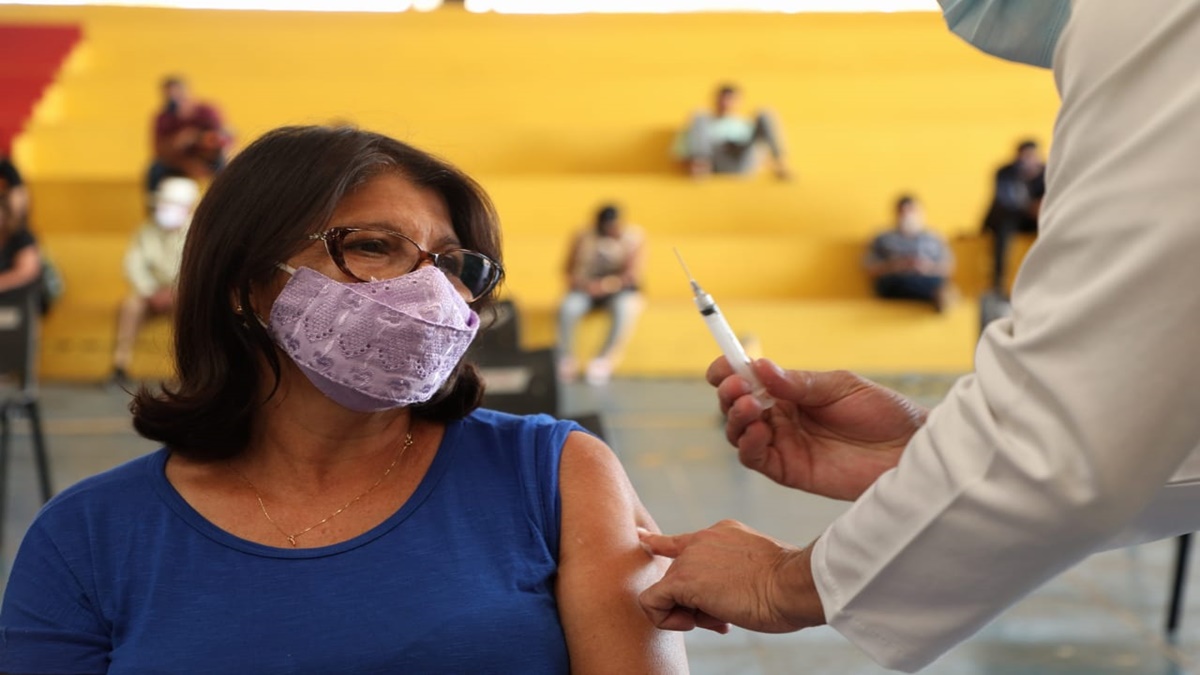 Nesta segunda-feira (17), a população de Anápolis é imunizada com vacinas de três fabricantes distintos - Pfizer, AstraZeneca e Coronavac. (Foto: divulgação/Prefeitura de Anápolis)