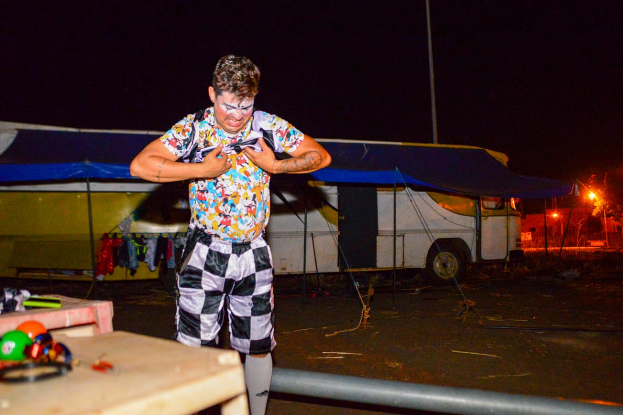 Artistas de circo retomam atividades em meio a futuro incerto
