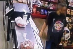 Um homem foi flagrado, nesta segunda-feira (3), ao furtar carne dentro de um supermercado do bairro Parque Flamboyant, em Aparecida. Cliente pega carne, esconde em capacete e vai embora de supermercado sem pagar