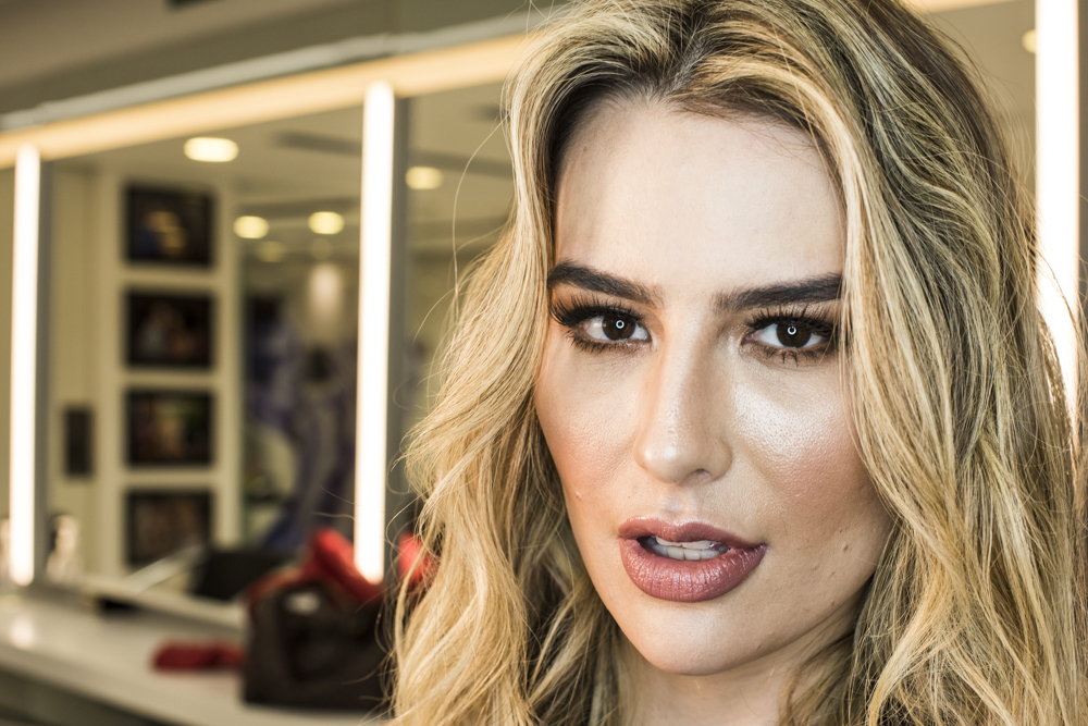 Após cinco horas no salão, Fernanda ressurge com novo visual