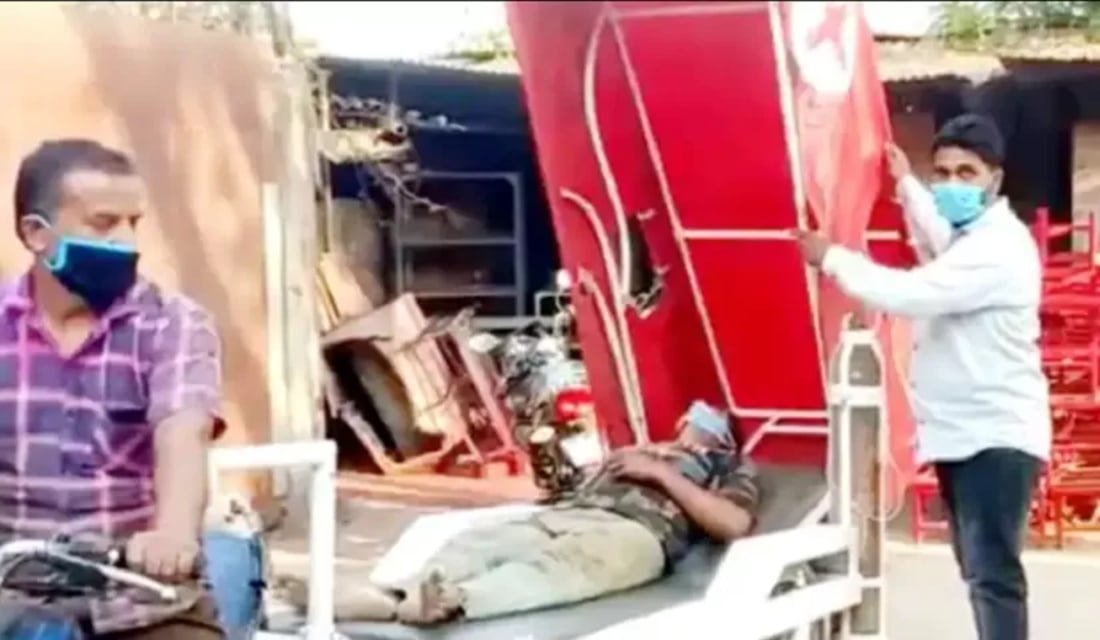 Indiano cria ambulância puxada por moto para socorrer pessoas com covid-19