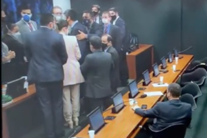 Confusão na Câmara dos Deputados, em discussão sobre uso medicinal da maconha (Foto: Reprodução)