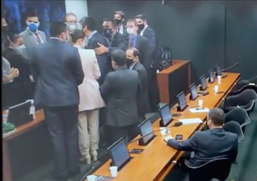 Confusão na Câmara dos Deputados, em discussão sobre uso medicinal da maconha (Foto: Reprodução)