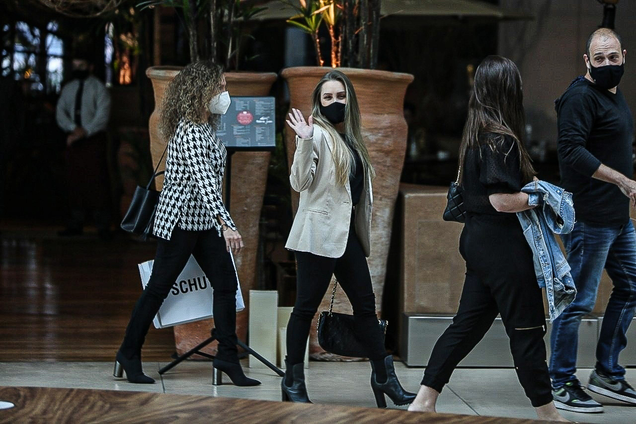 Carla Diaz vai a restaurante na barra da Tijuca; fotos