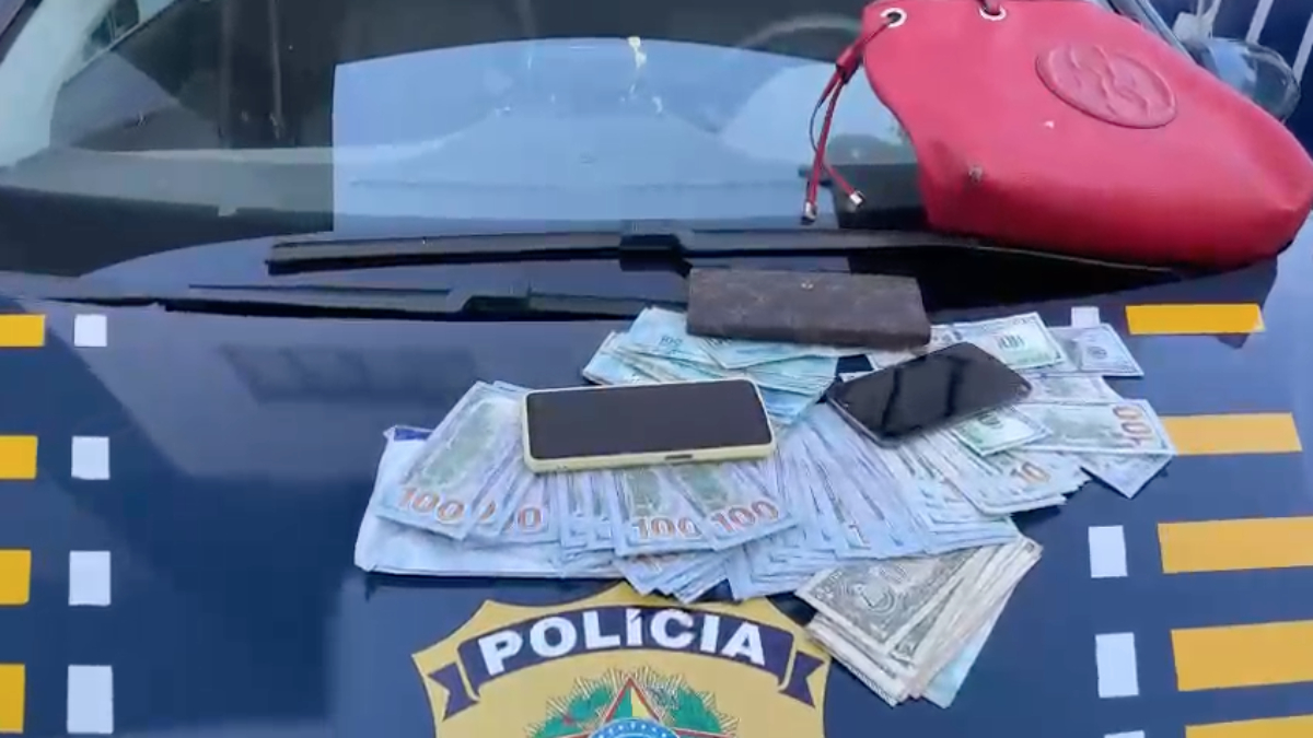 O casal transportava 136 cédulas em notas falsas de 100 dólares, quando foi abordado na BR-060, em Anápolis