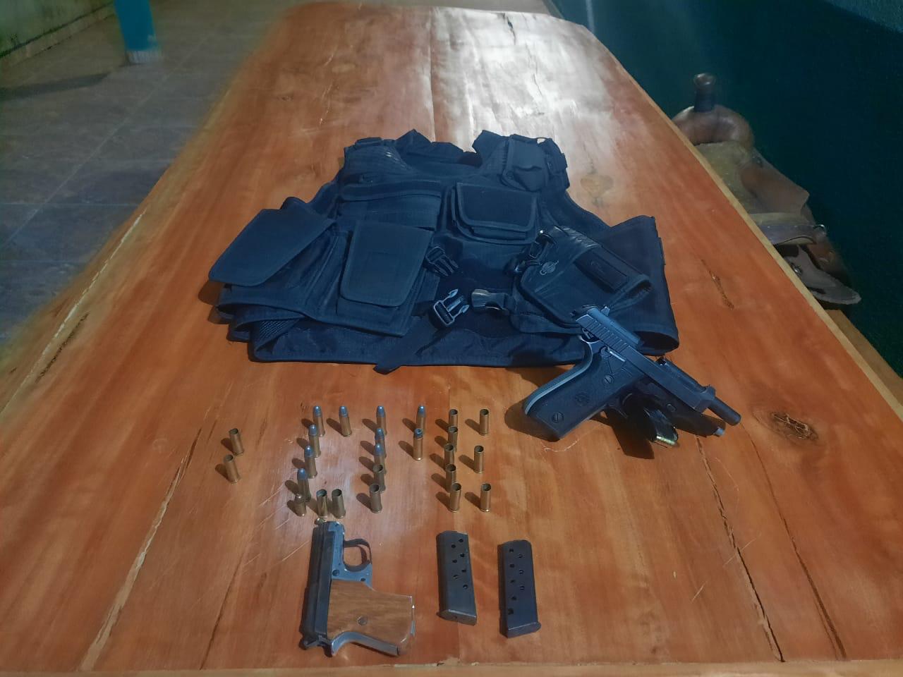 Coletes balísticos e munição apreendidos com suspeitos (Foto: divulgação/PM)