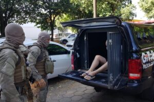 A Polícia Civil prendeu, nesta sexta-feira (28), o suspeito de atirar contra Darlan Magalhães Vilela a mando de um preso em Rio Verde, no sudoeste goiano. O investigado entrou, no dia 2 de março deste ano, na casa da vítima e anunciou assalto. Entretanto, a Darlan percebeu que se tratava de uma tentativa de homicídio, reagiu e o atirador fugiu. - Preso suspeito de tentar matar morador de Rio Verde a mando de preso