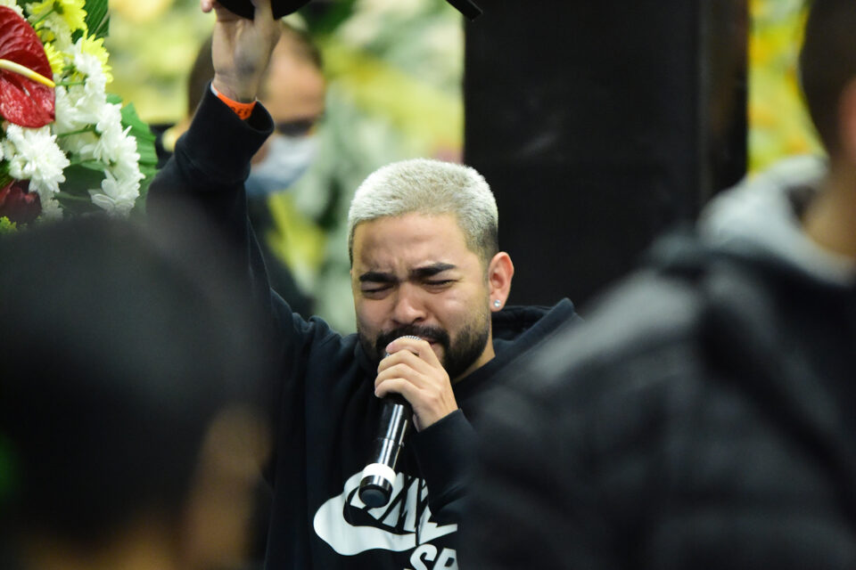 MC Kevin é velado em São Paulo em cerimônia aberta com fogos e aglomeração 