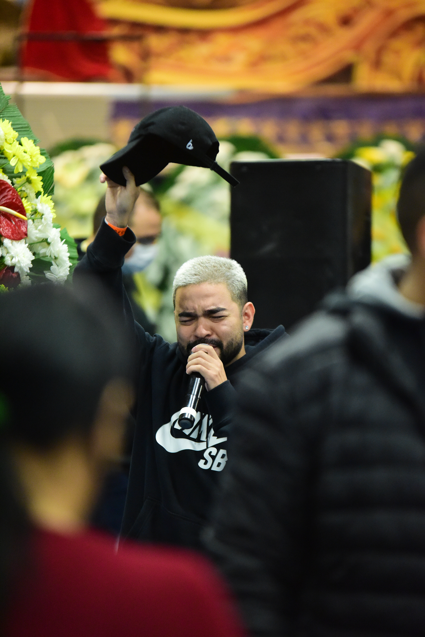 MC Kevin é velado em São Paulo em cerimônia aberta com fogos e aglomeração