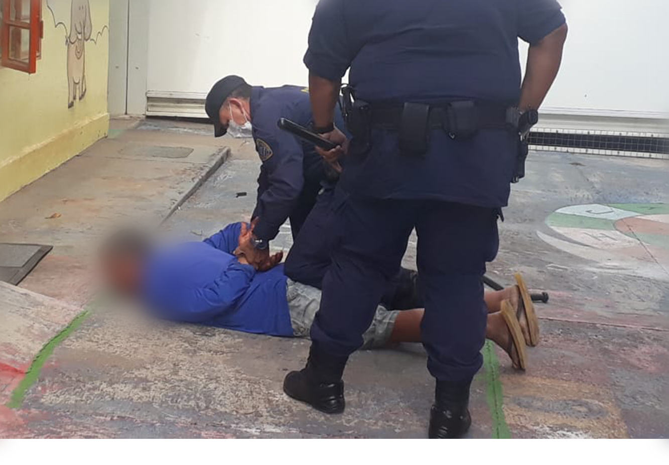 Segundo a Guarda Civil Metropolitana (GCM), o homem, que estava todo ensanguentado, invadiu a creche para fugir de populares que o agrediam