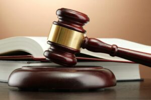 Goianos são réus por fraudes em contas de aplicativo de entregas nos EUA