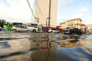 Manaus sofre com a cheia do Rio Negro, que atingiu nível histórico de 2012