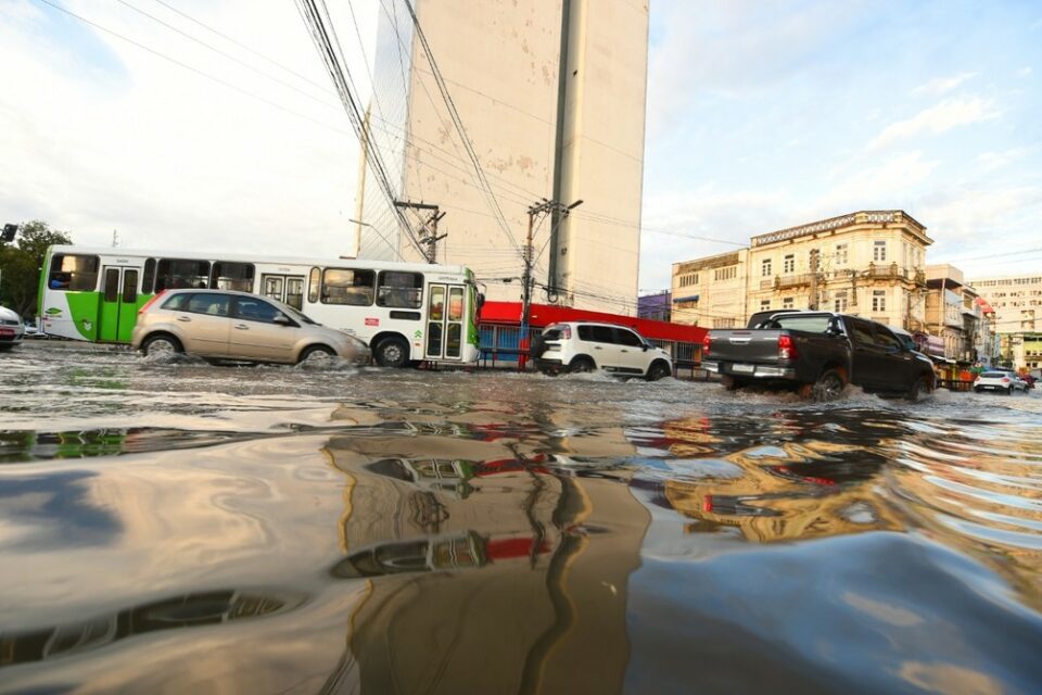 Manaus sofre com a cheia do Rio Negro, que atingiu nível histórico de 2012