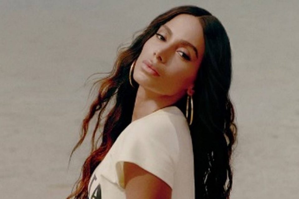 Com mamilos à mostra, Anitta faz festa de lançamento em Miami
