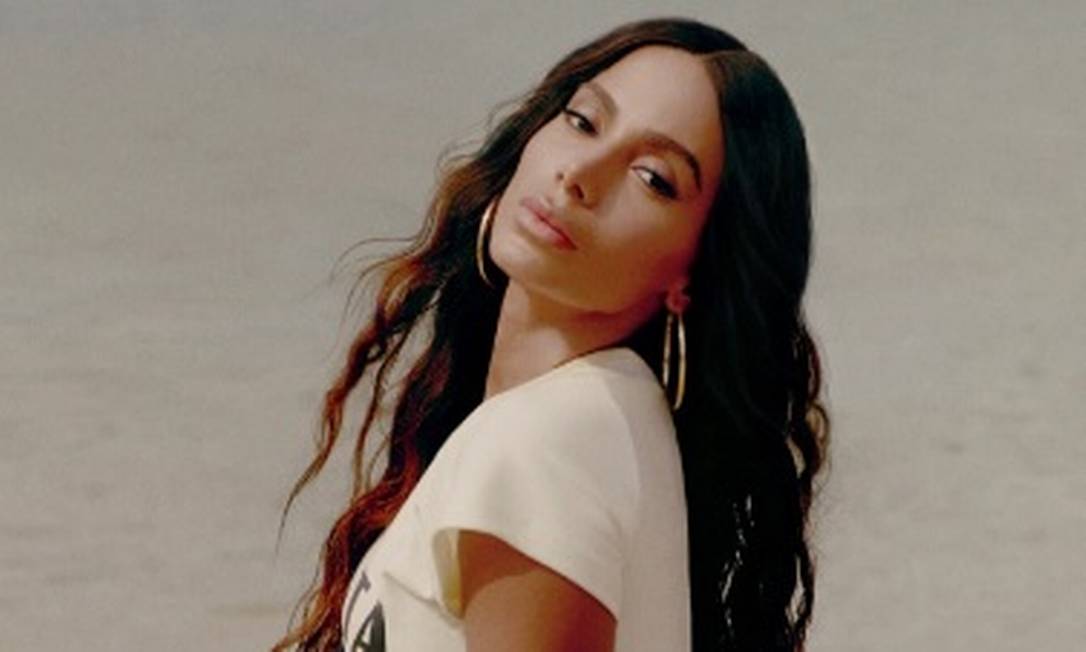 Com mamilos à mostra, Anitta faz festa de lançamento em Miami
