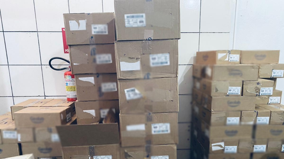 Presos quatro pessoas suspeitas de roubos de carga de medicamentos avaliados em R$ 20 milhões. As prisões aconteceram em Aparecida. 