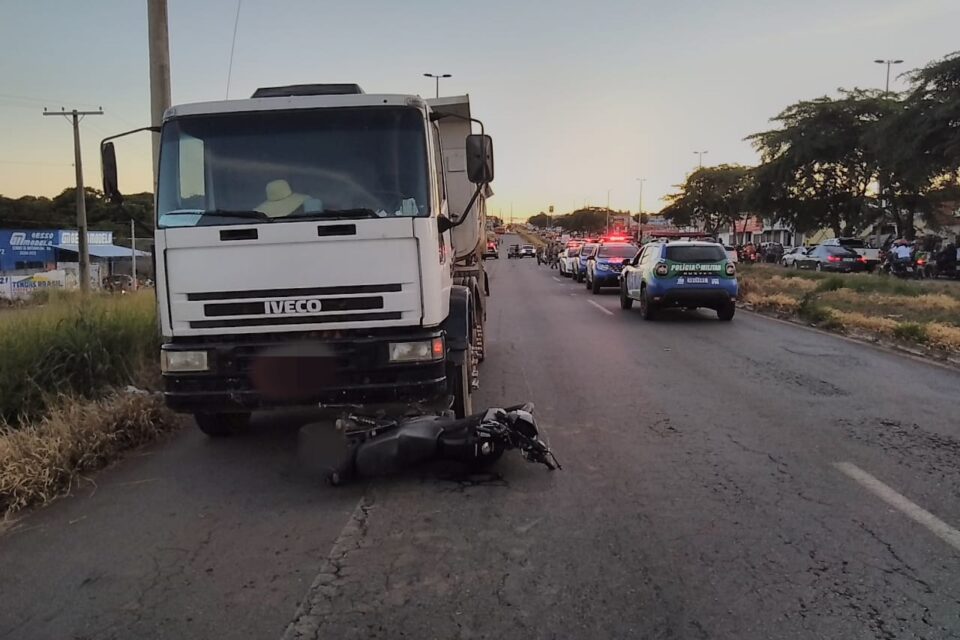 Motociclista morre após ser arrastado por caminhão na GO-040, em Goiânia