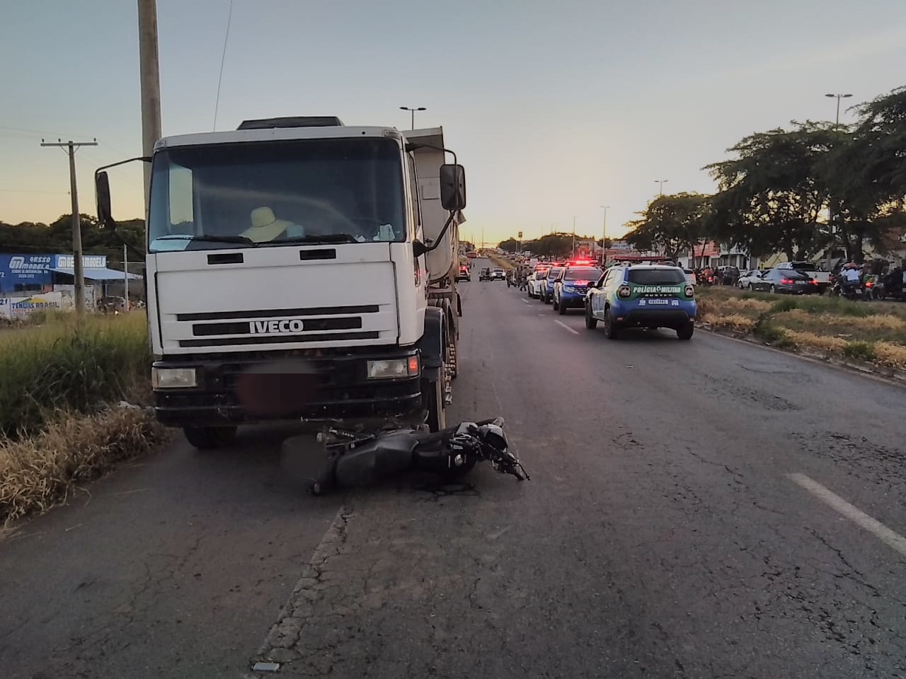 Motociclista morre após ser arrastado por caminhão na GO-040, em Goiânia